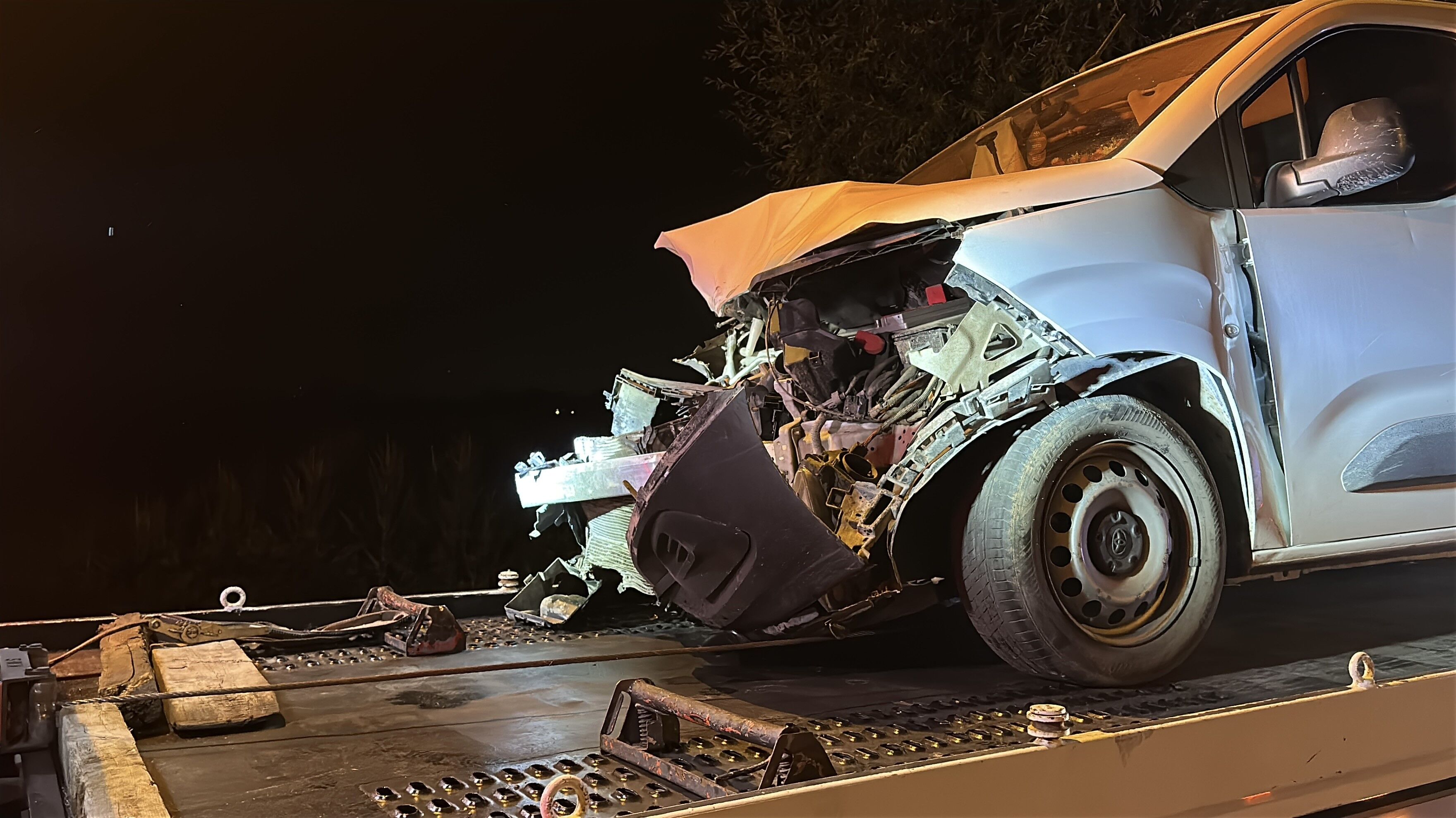 Hafif Ticari Araçla Çarpışan Suv Yan Yattı 1'I Ağır, 1'I Bebek, Toplam 7 Yaralı (1)