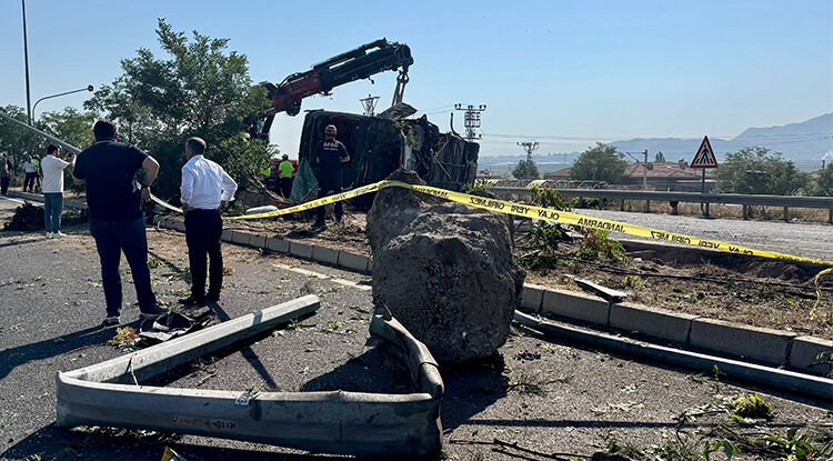 Kayseri’de Yolcu Otobüsü Devrildi! 20 Kişi Yaralandı 1