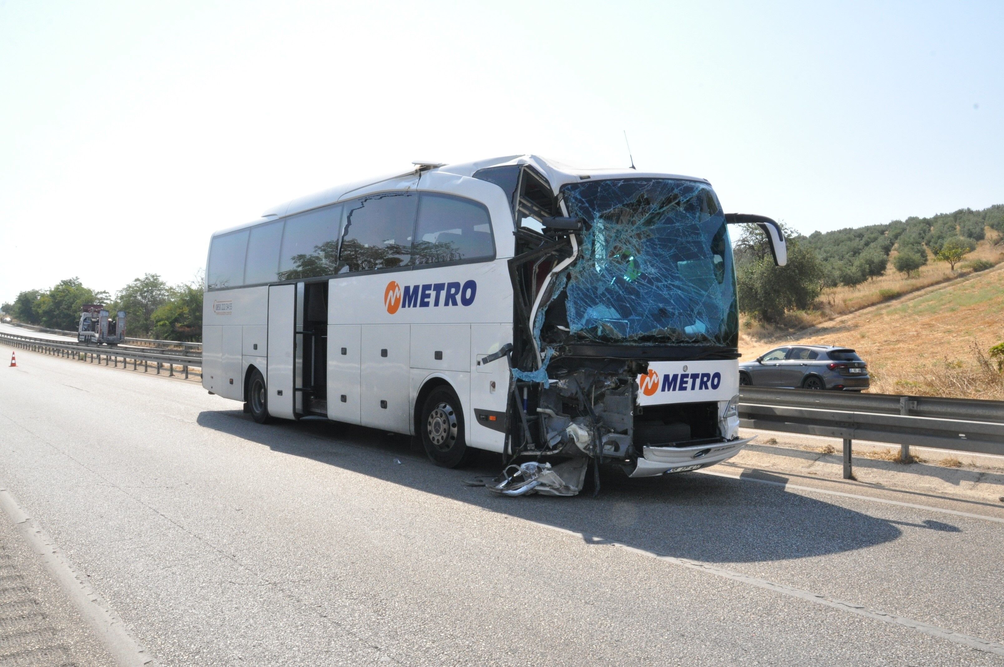 Manisa'da Yolcu Otobüsü Kamyona Çarptı 1 Ölü, 7 Yaralı (4)