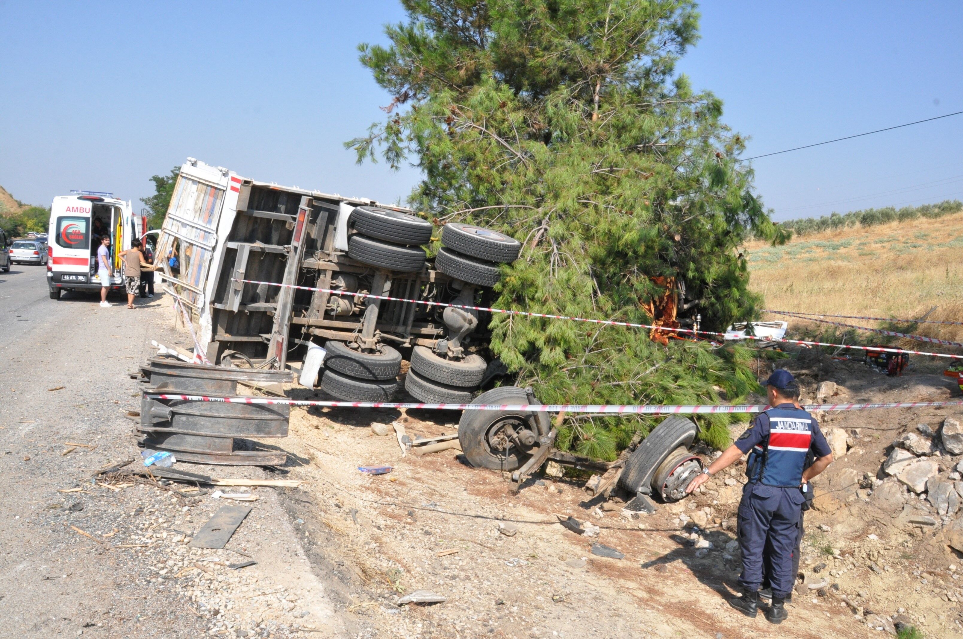 Manisa'da Yolcu Otobüsü Kamyona Çarptı 1 Ölü, 7 Yaralı