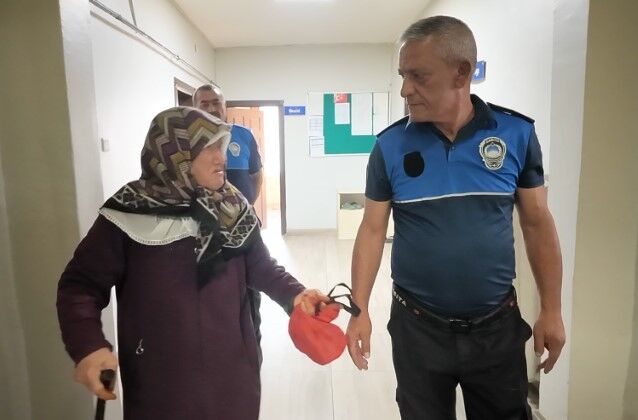 Parkta Dilenen Yaşlı Kadının Üzerinden Deste Deste Para Çıktı (2)