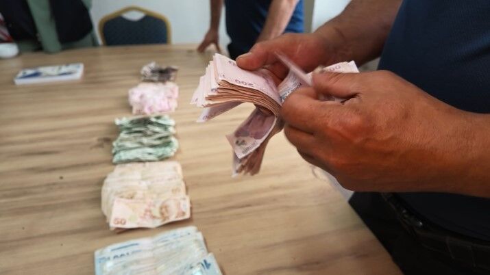 Parkta Dilenen Yaşlı Kadının Üzerinden Deste Deste Para Çıktı