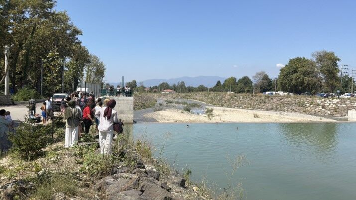 Serinlemek Için Suya Giren Çocuk, 20 Dakikalık Kalp Masajıyla Hayata Döndü (2)