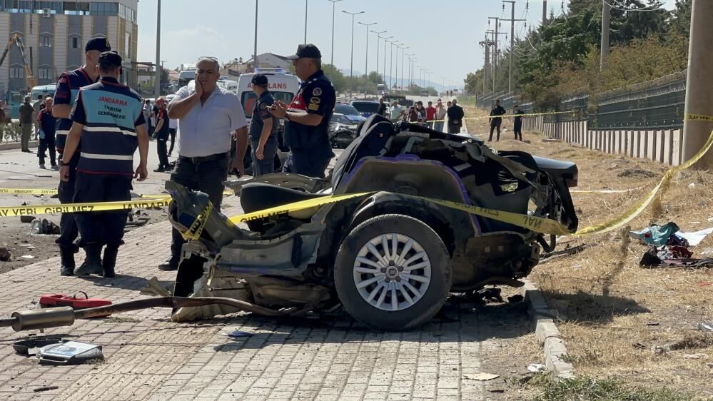Elazığ'da feci kaza! Otomobil ikiye bölündü: 2 ölü, 2 yaralı