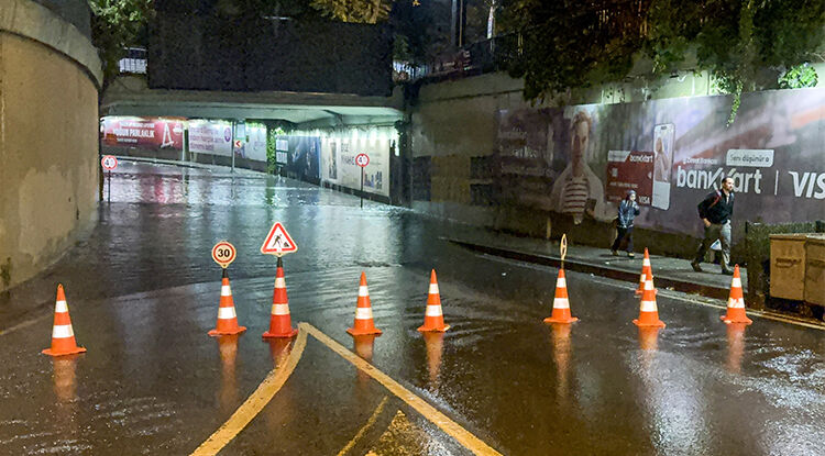 İstanbul'daki Sağanak Nedeniyle Zincirlikuyu'daki Alt Geçidi Su Bastı 1