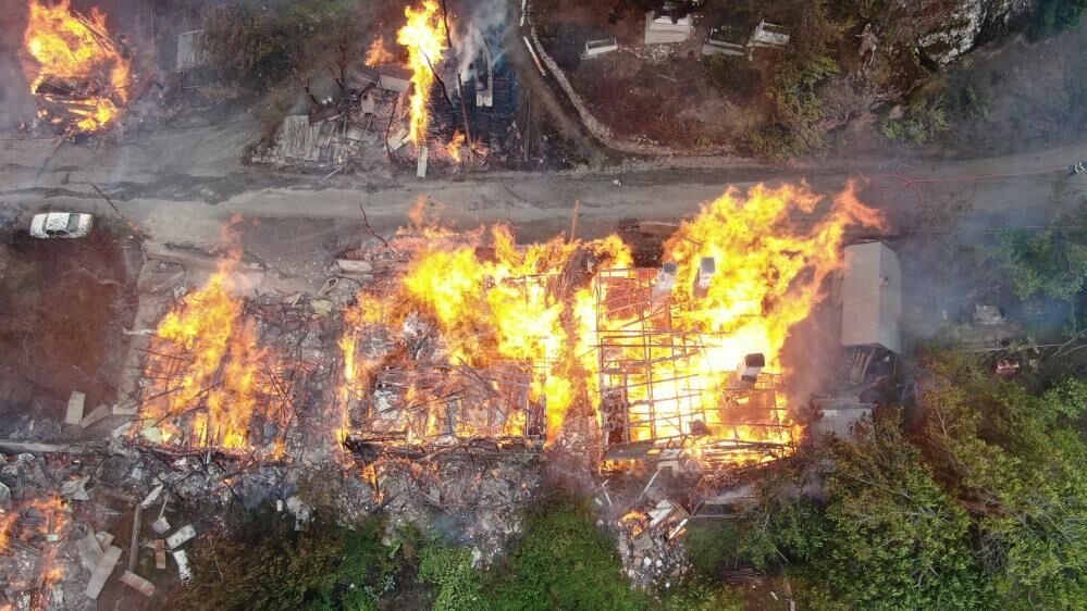 Kastamonu'da köy yangını! 9 ev küle döndü