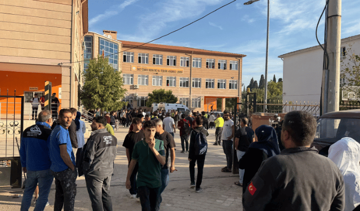 Manisa'da Okul Saldırısı! 2 Öğrenciyi Yaralayan Saldırgan Yakalandı