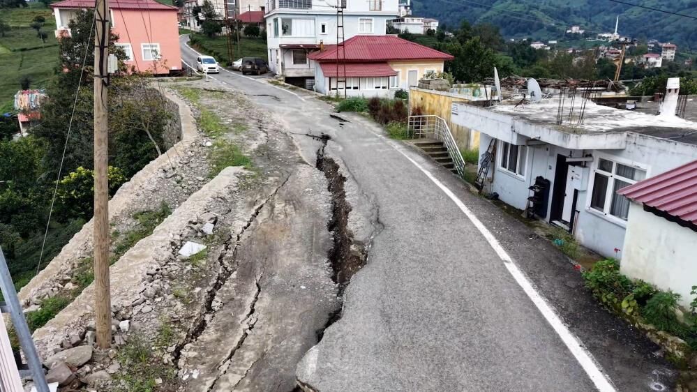 Yol ikiye ayrılarak çöktü! Heyelan mahalleyi harabeye çevirdi