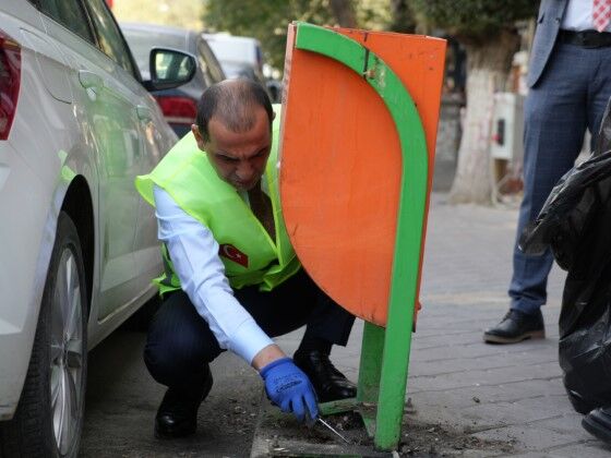 Vali Sahaya Indi Eline Fırça Ve Faraş Alıp Şehri Temizledi (1)