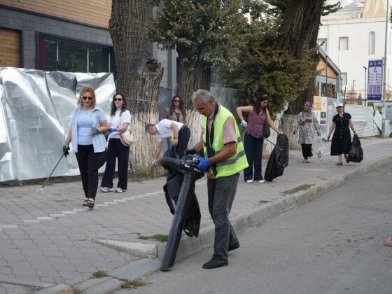 Vali sahaya indi: Eline fırça ve faraş alıp şehri temizledi