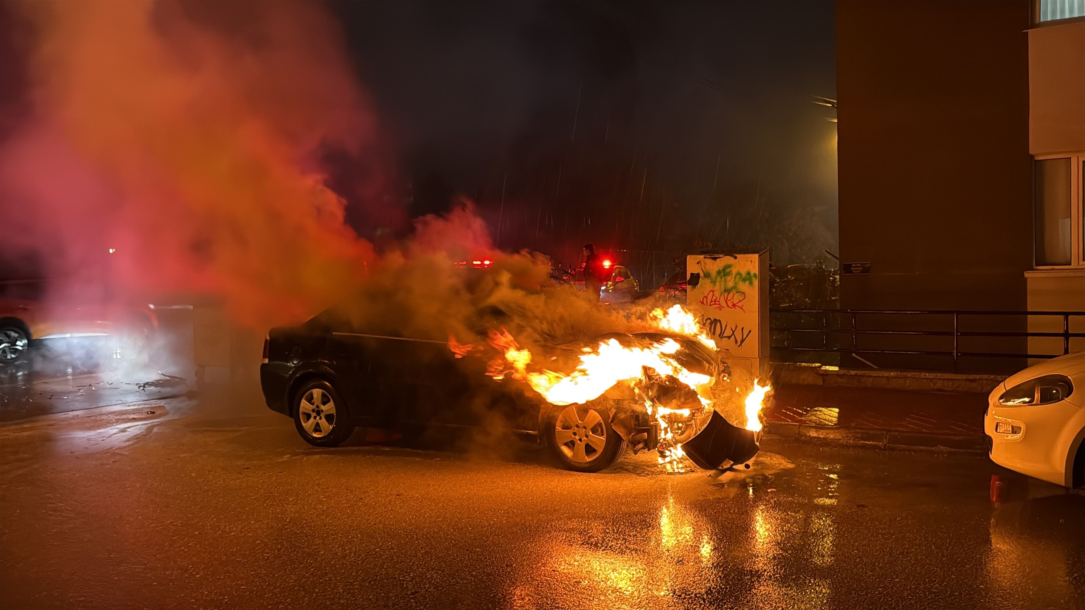2.17 Promil Alkollü Çıktı! Yanan Otomobilini Sigara Içerek Izledi (2)