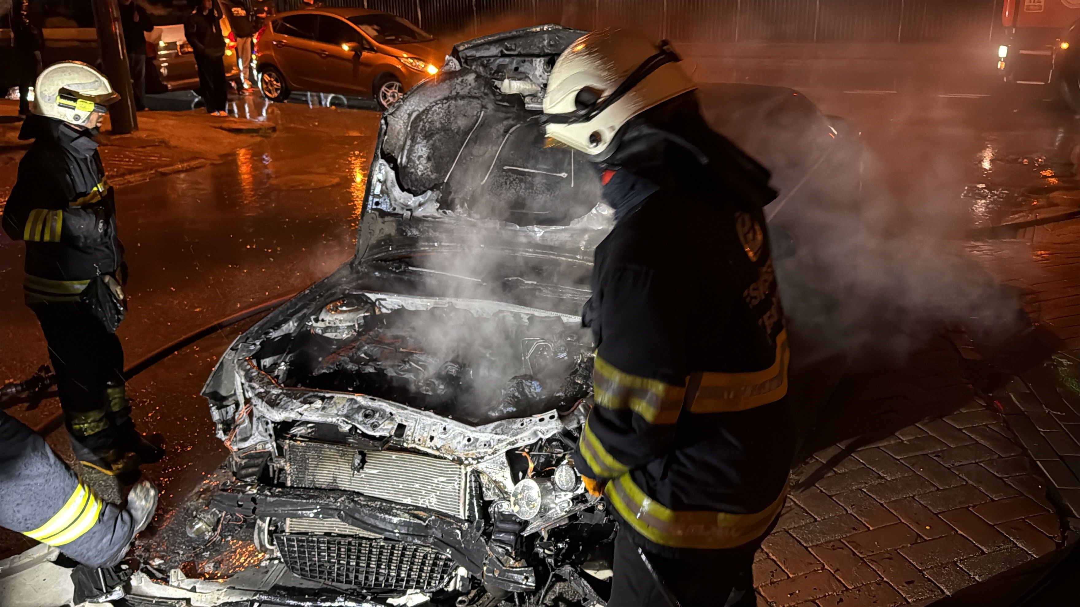 2.17 Promil Alkollü Çıktı! Yanan Otomobilini Sigara Içerek Izledi (3)