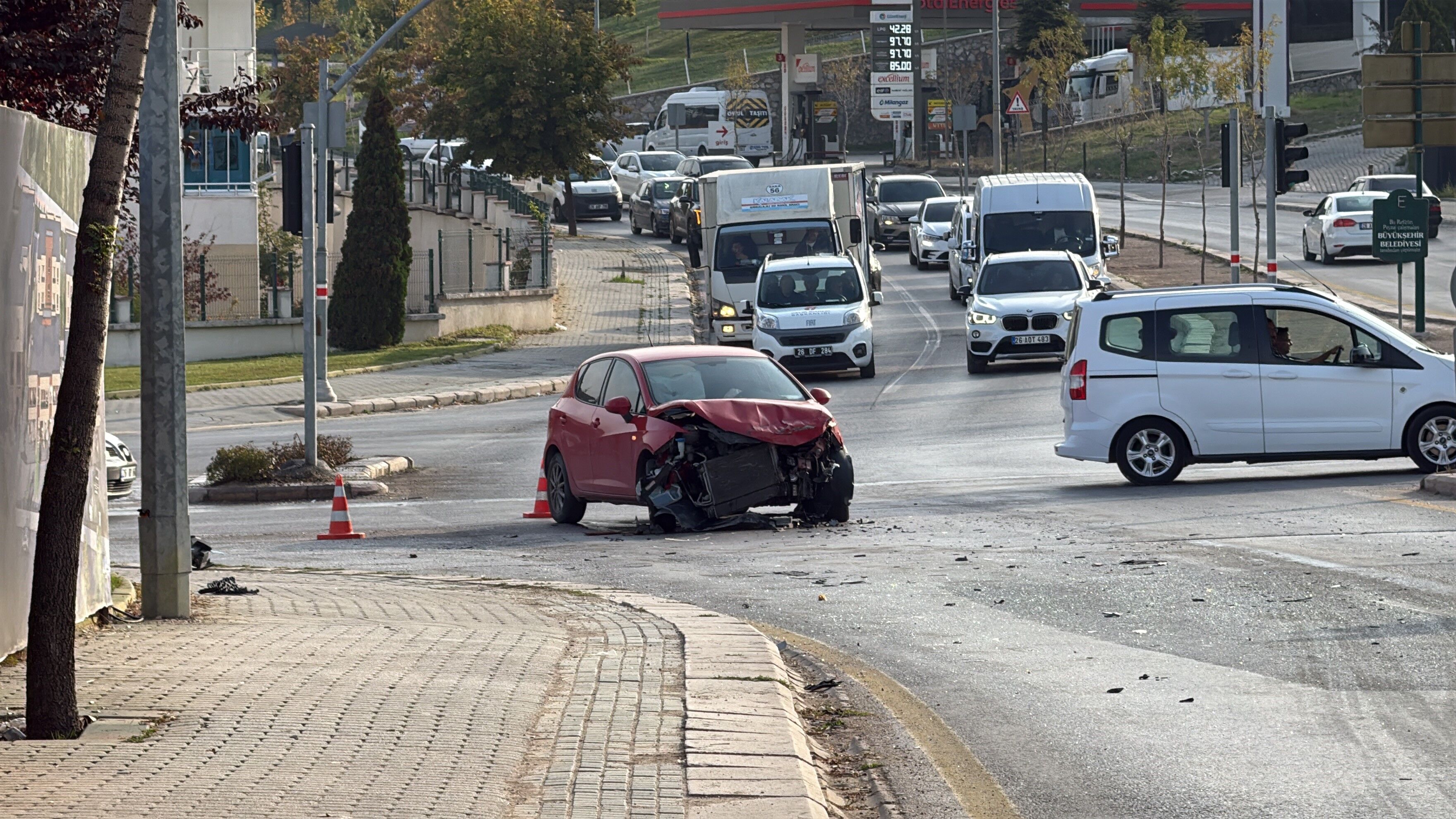 Alkollü Sürücü Ortalığı Karıştırdı! Refüjü Aşıp Karşı Şeride Geçti, Duvara Çarparak Durabildi (1)