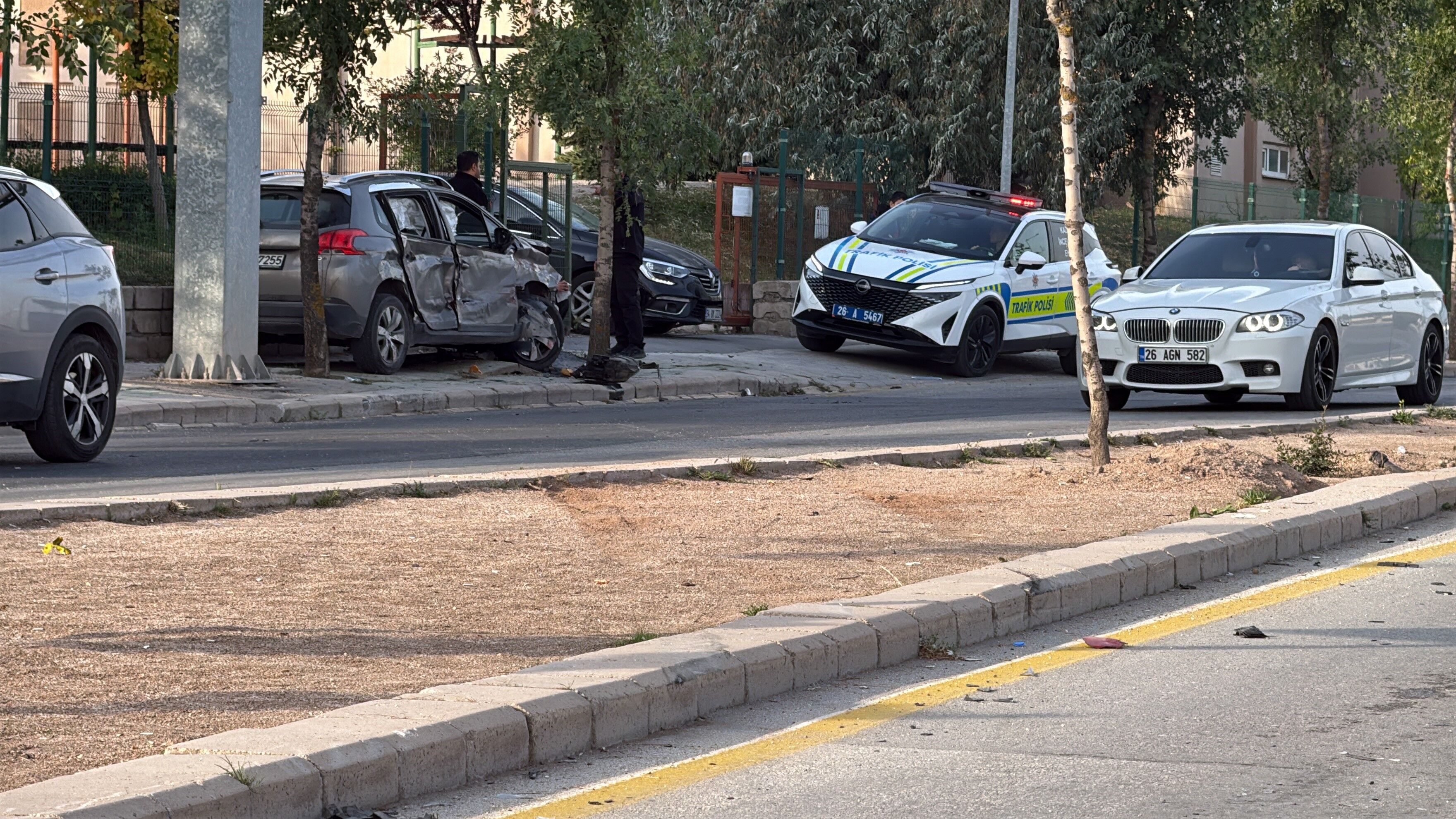 Alkollü Sürücü Ortalığı Karıştırdı! Refüjü Aşıp Karşı Şeride Geçti, Duvara Çarparak Durabildi (3)