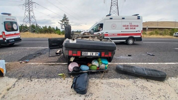 Arka Lastiği Kopan Otomobil Kontrolden Çıkıp Takla Attı! 5 Kişi Yaralandı (3)
