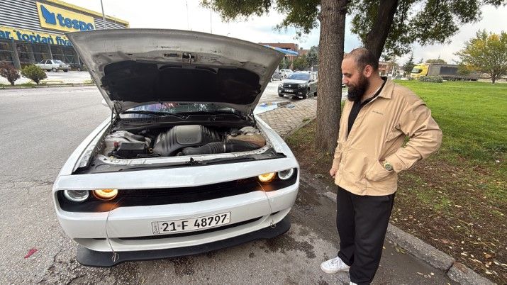 Asgari Ücretle 9 Milyonluk Lüks Otomobile Biniyor! Benzin Için Yemekten Kısıyor (2)