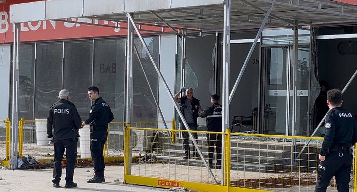 Bursa'da 250 Milyon Tl'lik Alacak Iddiası! İnşaat Projesinin Satış Ofisine Silahlı Saldırı (2)