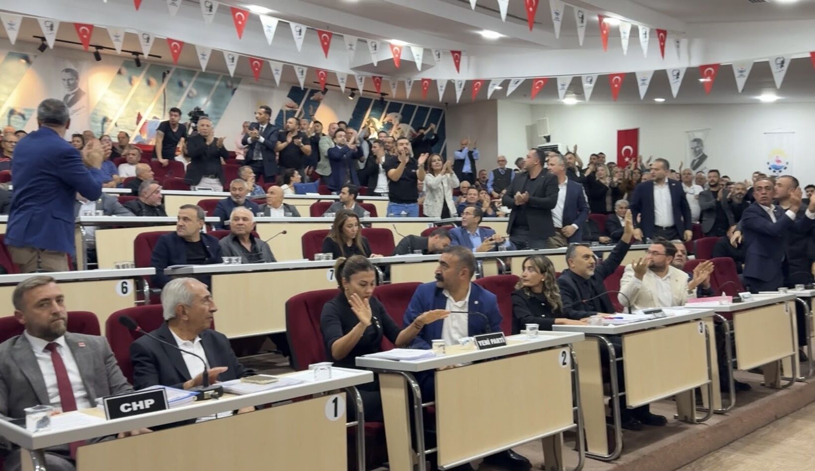 Çiğli Meclisi Karıştı! Başkan Onur Emrah Yıldız’a Su Şişesi Fırlatıldı (2)