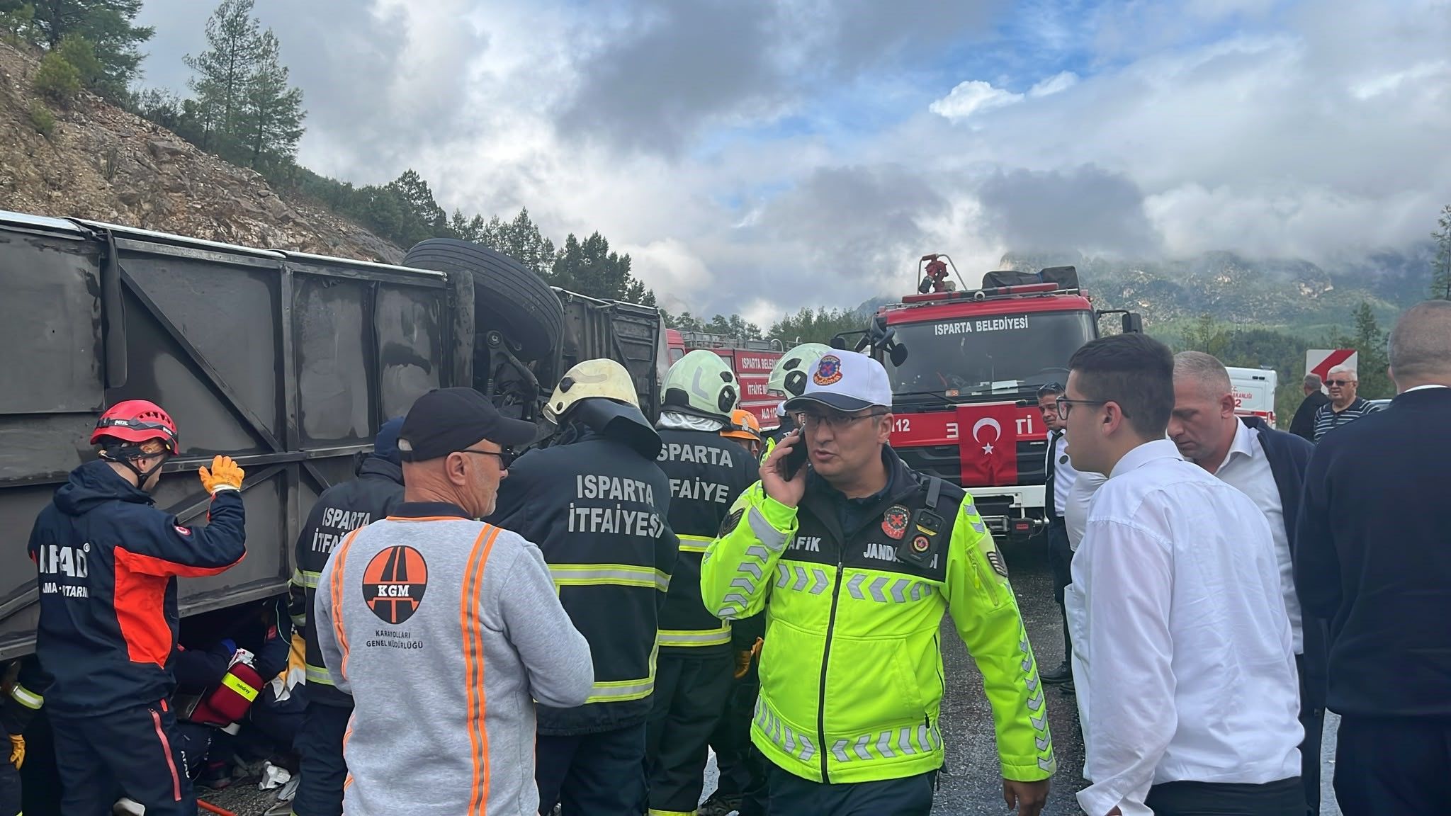 Isparta Antalya Yolunda Otobüs Faciası! Yedek Şoför Hayatını Kaybetti, 7 Kişi Yaralı (2)
