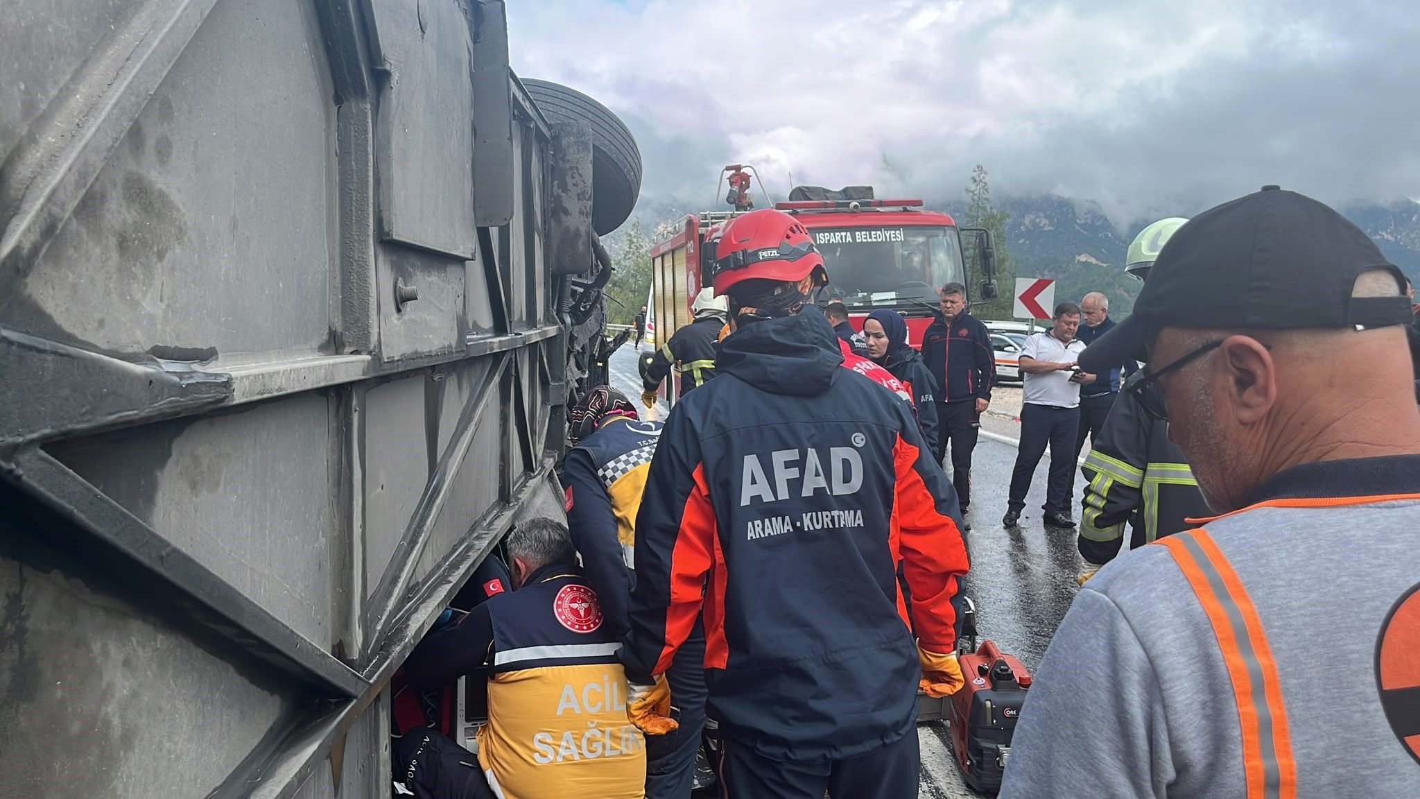 Isparta Antalya Yolunda Otobüs Faciası! Yedek Şoför Hayatını Kaybetti, 7 Kişi Yaralı (3)