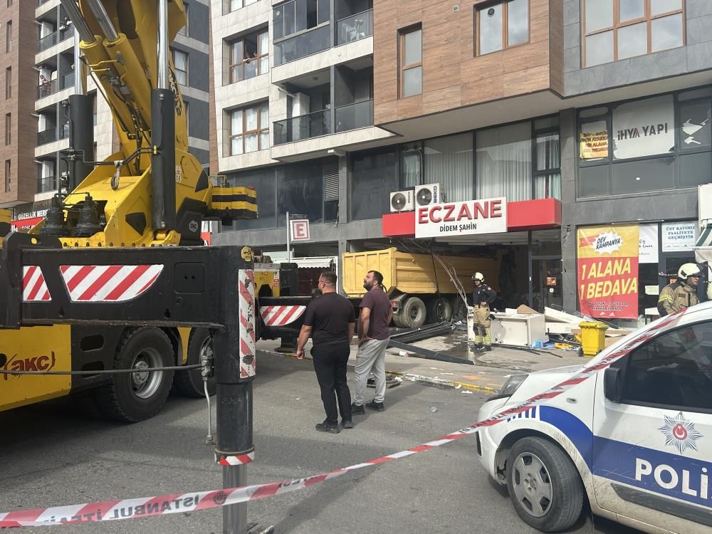 Hafriyat kamyonu eczaneye daldı: Yaralılar var