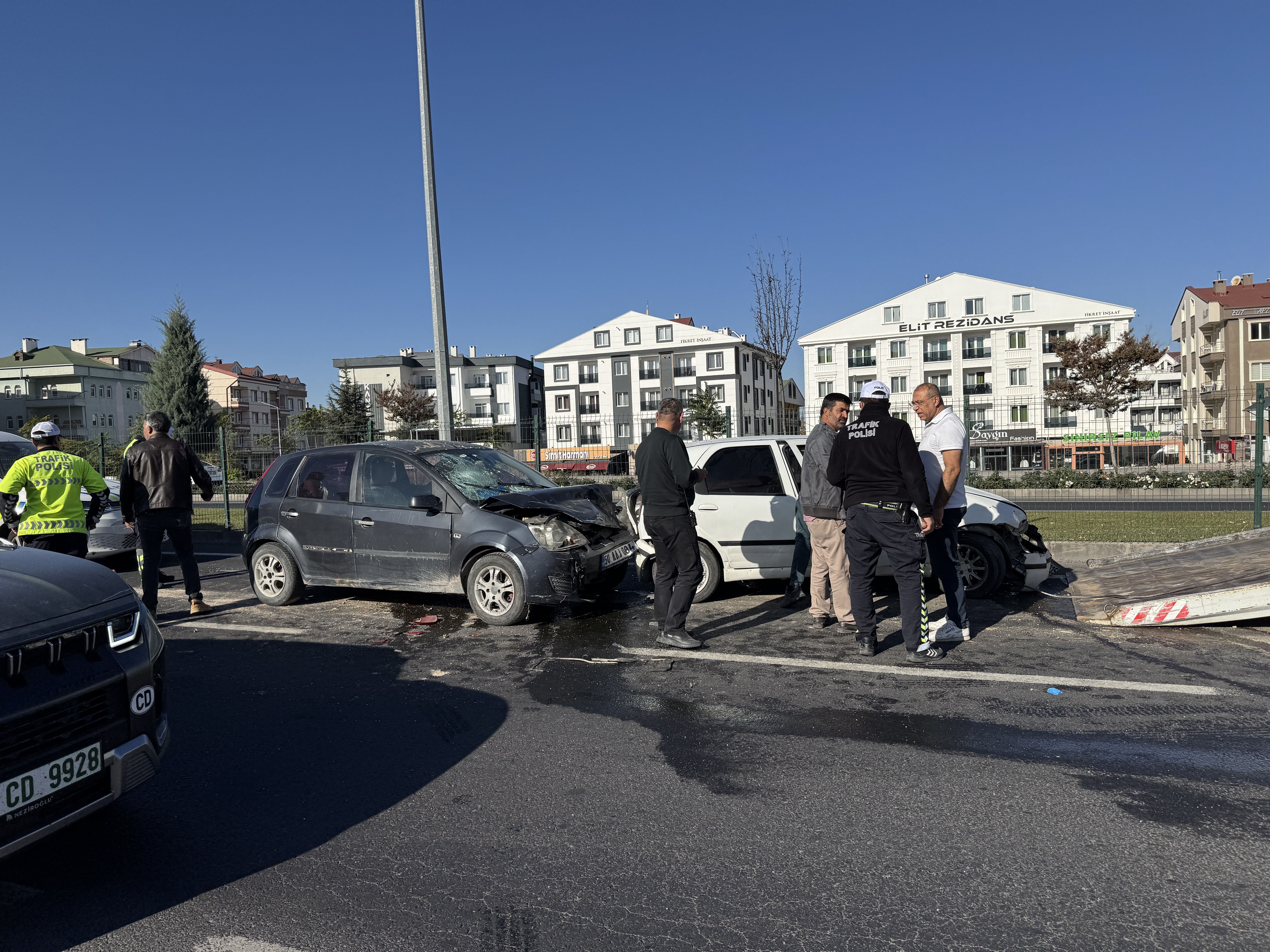 Kpss Yolunda 5 Araç Birbirine Girdi! Kazadan Kurtulan Öğrencileri Polis Sınava Götürdü (2)