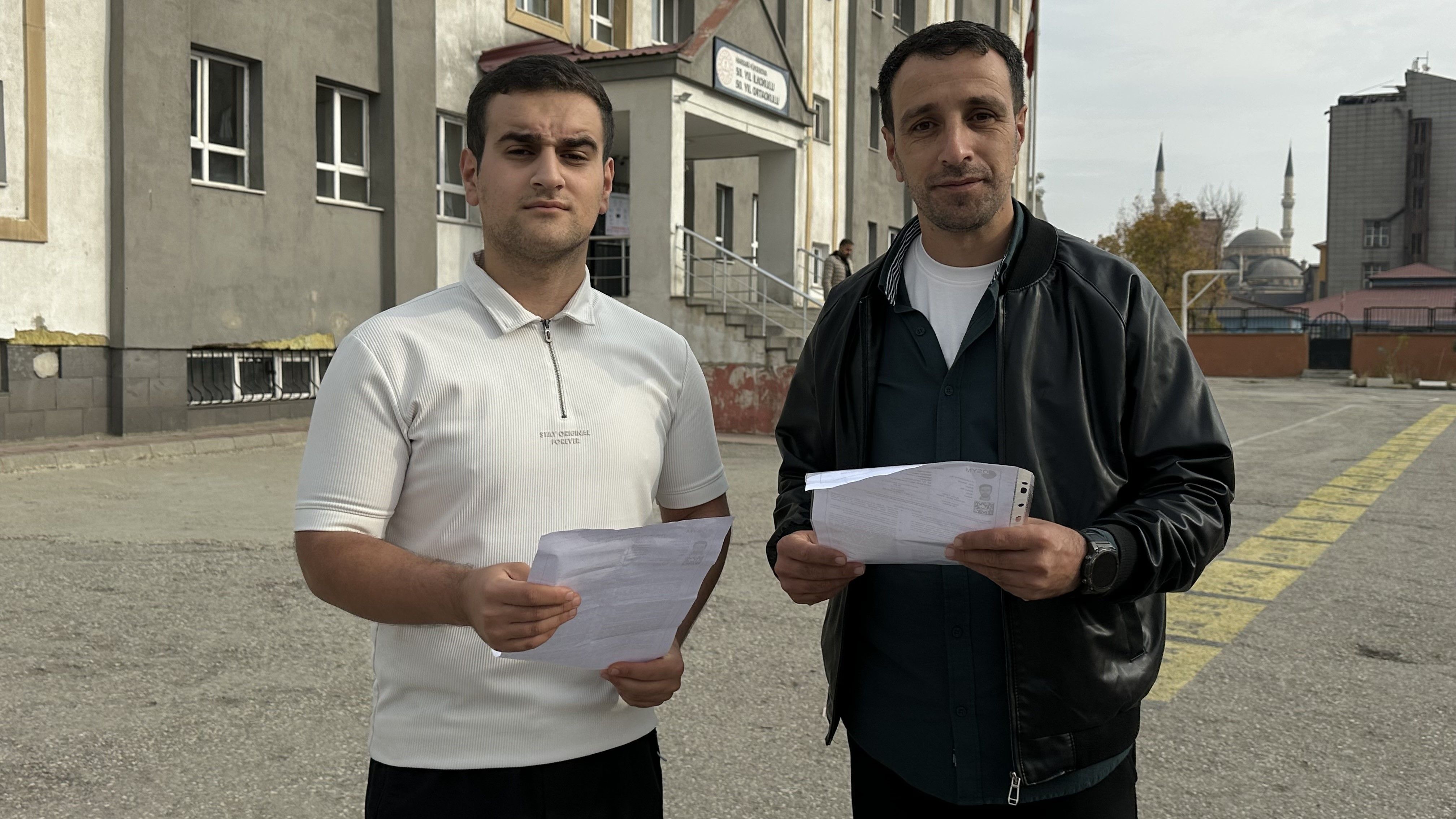 Kpss'de Baba Oğluna Rakip Oldu! Aynı Okulda Sınava Girdiler (1)