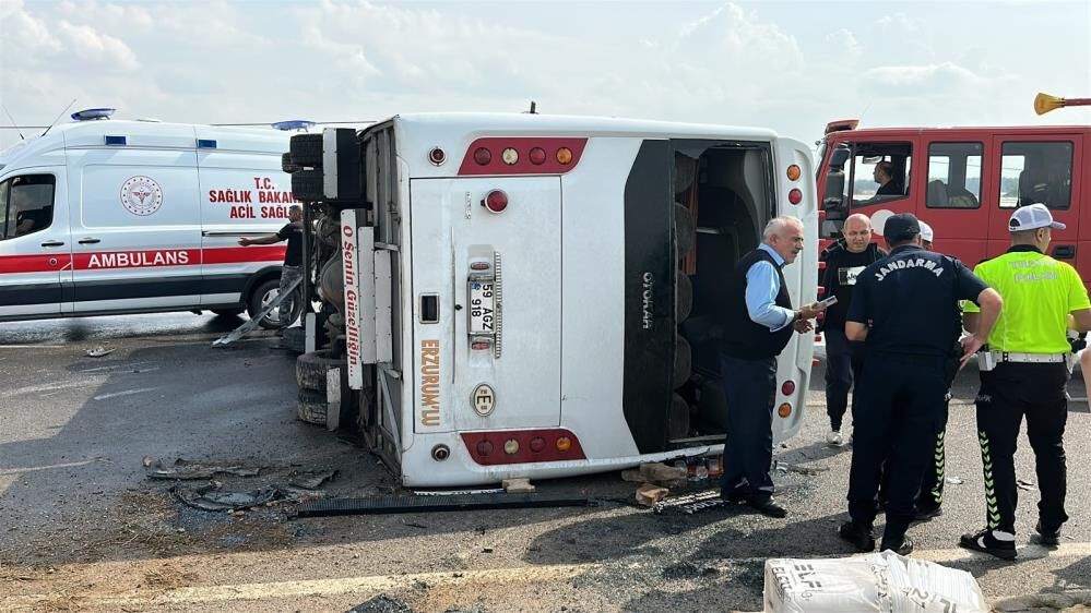 Antalya-Isparta yolunda midibüs devrildi, yaralılar var