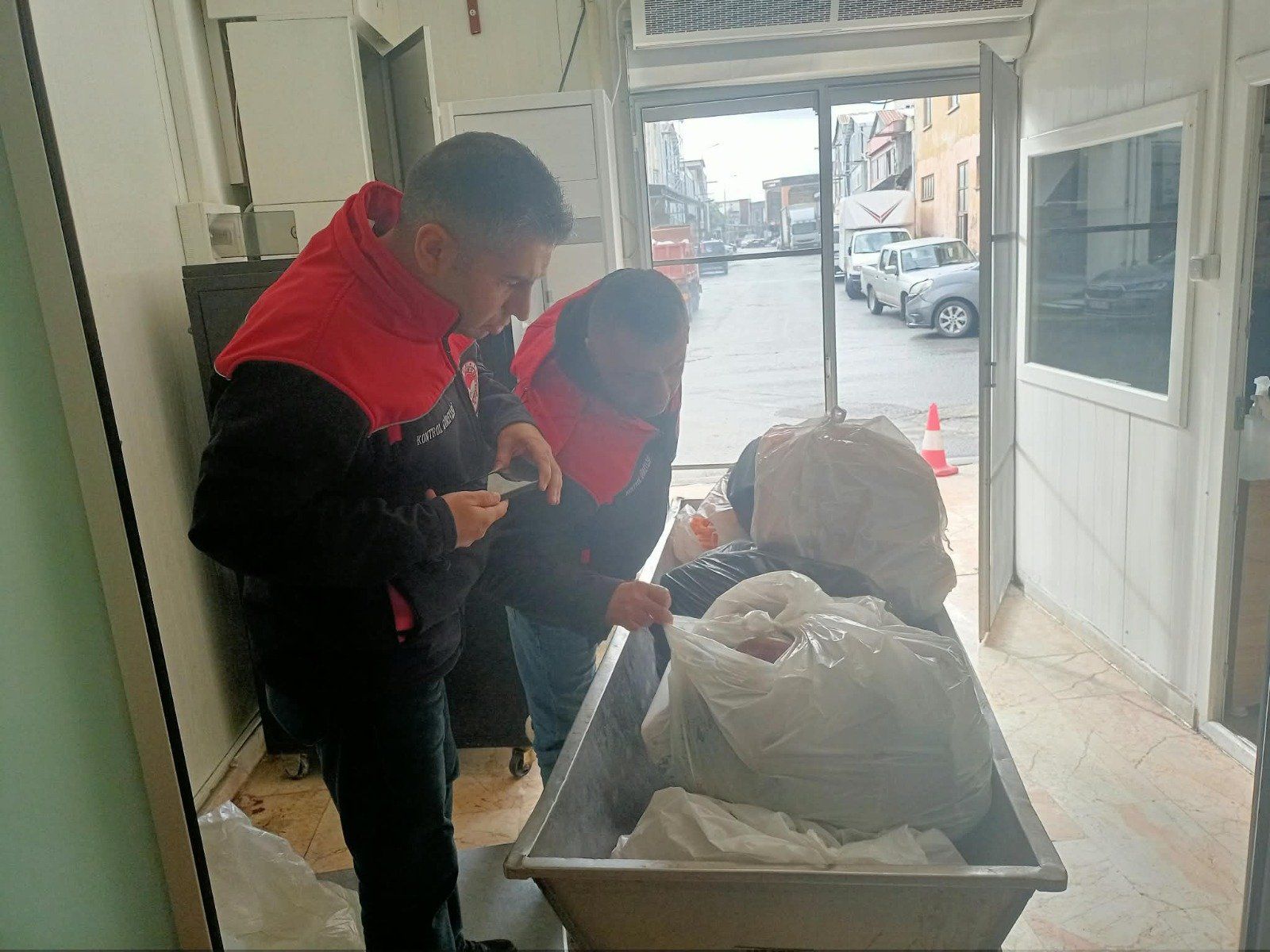 Sakarya'da Sucukta Domuz Eti Tespit Edildi, Işletme Kapatıldı 2,6 Ton Ürün Imha Edildi (1)