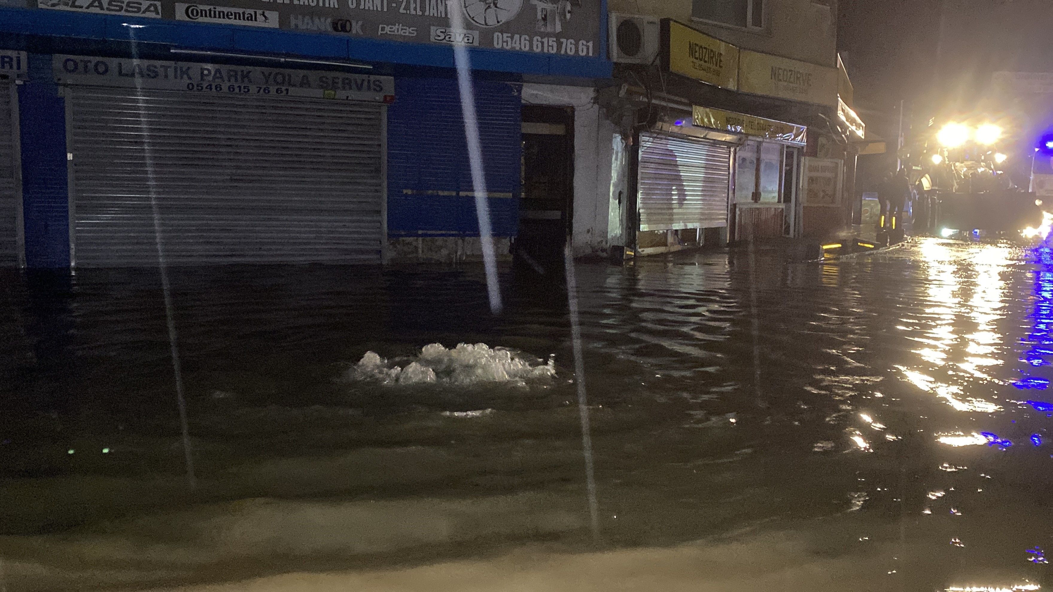 Sarıyer’de Selde Yolun Karşısına Geçmeye Çalışırken Düşen Bir Kişi Hayatını Kaybetti (2)