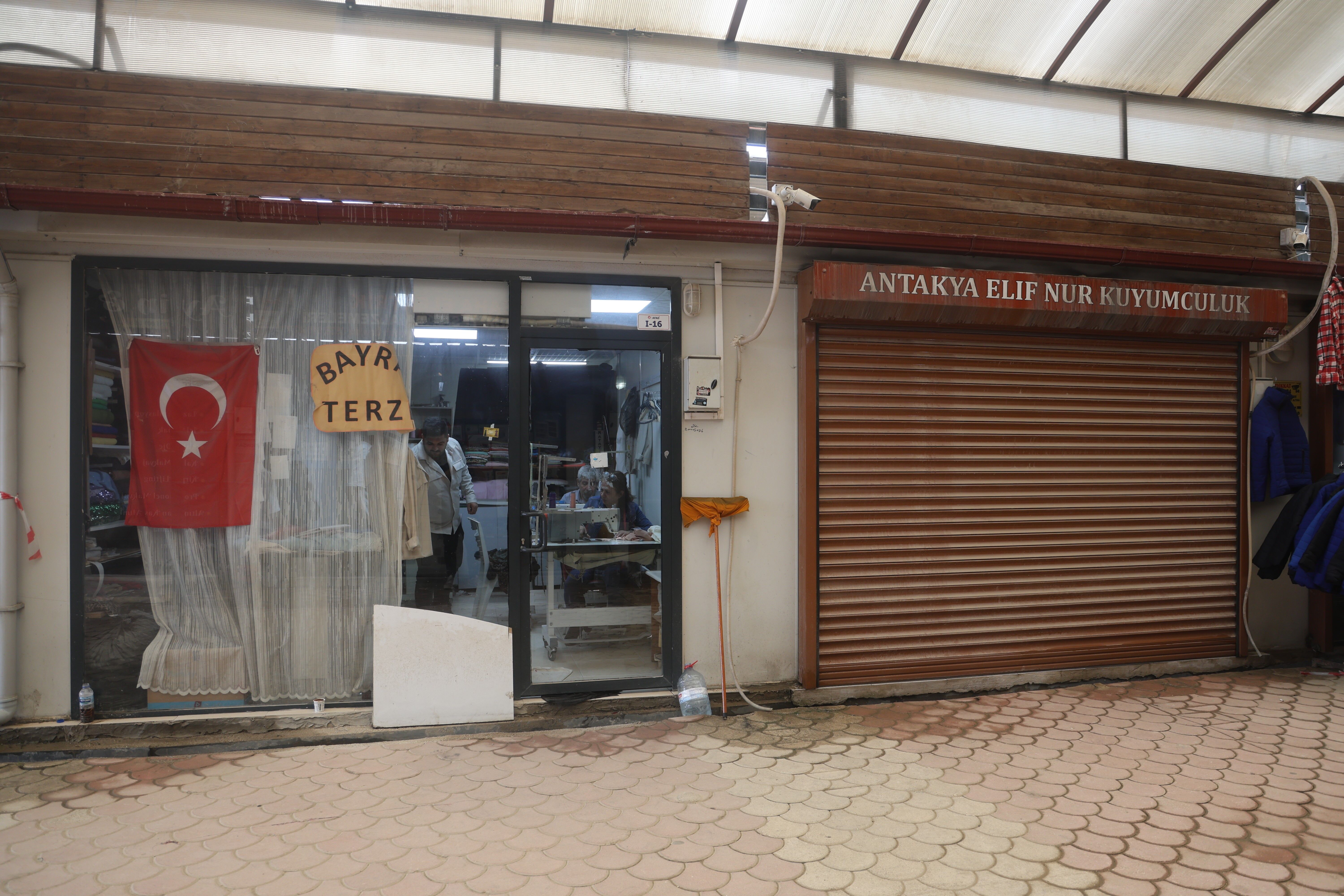 Terzinin Duvarını Delip Bitişiğindeki Kuyumcuya Giren Acemi Hırsızlar, Çelik Kasayı Açamayınca Elleri Boş Döndüler (1)