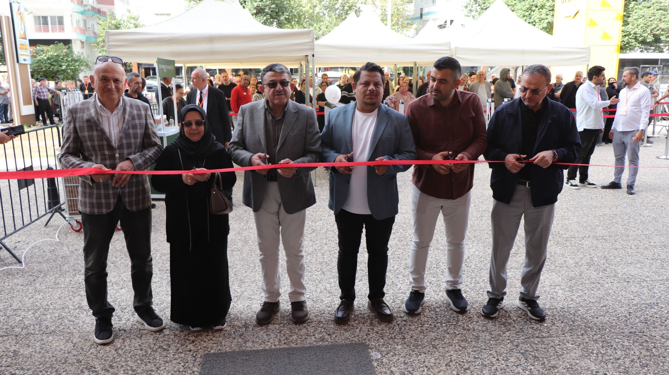 Yüzlerce Kişi Gece Yarısından Itibaren Kuyruğa Girdi! Leblebi Çarşısı Antalya'da Açıldı (3)