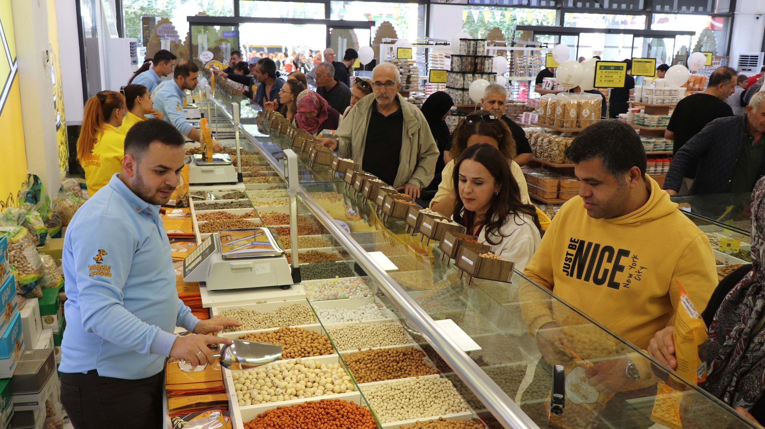 Yüzlerce Kişi Gece Yarısından Itibaren Kuyruğa Girdi! Leblebi Çarşısı Antalya'da Açıldı (6)